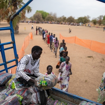 Distribución de artículos de primera necesidad en Twic