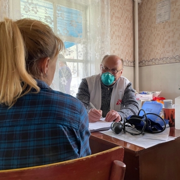 “Lack of medication is an issue. Villagers cannot continue to treat their conditions, and many of them have not seen a doctor for a long time.” 

Valerii Gontarenko, médico de MSF, en una clínica móvil en Ucrania. Mayo 2022 ©Signe Damgaard/MSF