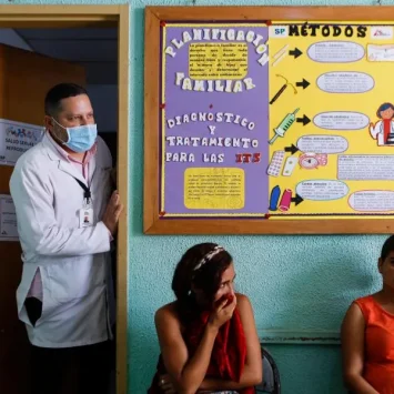 Las pacientes esperan su consulta de salud sexual y reproductiva en Tumeremo, Venezuela.