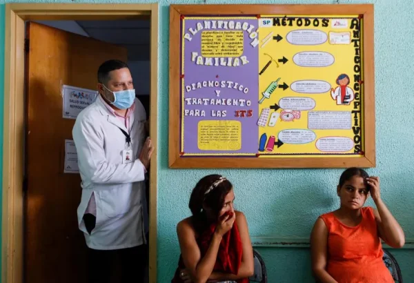 Las pacientes esperan su consulta de salud sexual y reproductiva en Tumeremo, Venezuela.