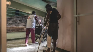 Tras ser atendidos y estabilizados por el equipo de MSF en Turgeau, estos pacientes, víctimas de un accidente de tráfico, recibieron el alta hospitalaria y regresaron a sus hogares. Puerto Príncipe, Haití, lunes 21 de junio de 2022.