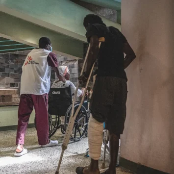 Tras ser atendidos y estabilizados por el equipo de MSF en Turgeau, estos pacientes, víctimas de un accidente de tráfico, recibieron el alta hospitalaria y regresaron a sus hogares. Puerto Príncipe, Haití, lunes 21 de junio de 2022.