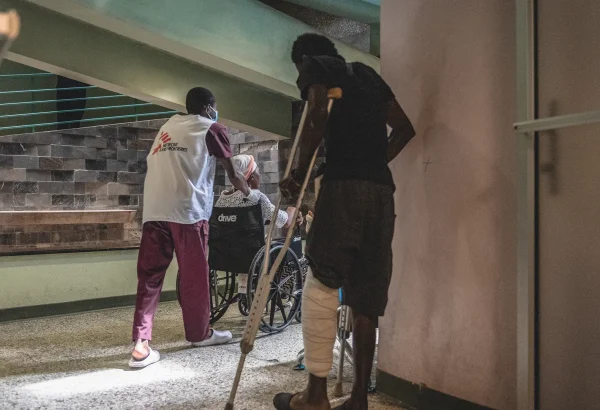 Tras ser atendidos y estabilizados por el equipo de MSF en Turgeau, estos pacientes, víctimas de un accidente de tráfico, recibieron el alta hospitalaria y regresaron a sus hogares. Puerto Príncipe, Haití, lunes 21 de junio de 2022.