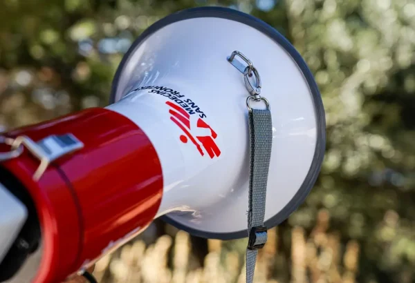 Primer plano de un altavoz de un teléfono de MSF durante una respuesta de ayuda médica de emergencia en la isla de Samos, Grecia.