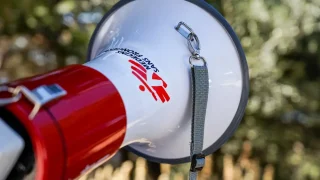 Primer plano de un teléfono con altavoz de MSF durante una respuesta de ayuda médica de emergencia en la isla de Samos, Grecia. © Alice Gotheron/MSF