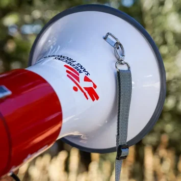 Primer plano de un teléfono con altavoz de MSF durante una respuesta de ayuda médica de emergencia en la isla de Samos, Grecia. © Alice Gotheron/MSF