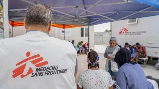 Un trabajador de MSF en la sala de espera frente a la clínica móvil del Centro de Acceso Cerrado en Zervou, Samos.