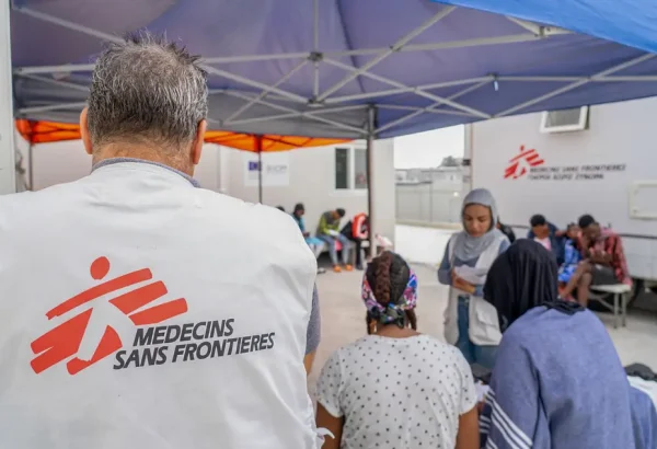 Un trabajador de MSF en la sala de espera frente a la clínica móvil del Centro de Acceso Cerrado en Zervou, Samos.