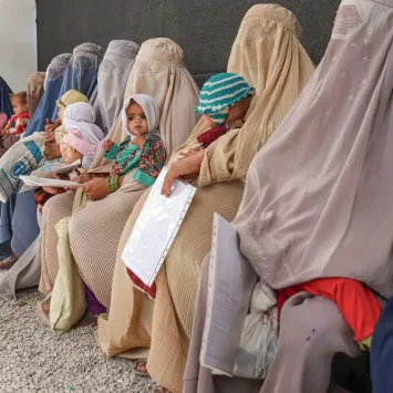 Mujeres sentadas en la sala de espera fuera del Centro de Alimentación Terapéutica Ambulatoria de MSF donde atendemos a niños y niñas con desnutrición. Kandahar, Afganistán.