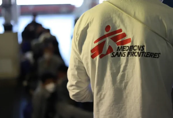 Personal de Médicos Sin Fronteras abordo del Geo Barents en el mar Mediterráneo