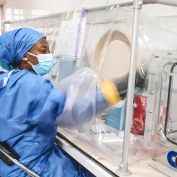 Chima Chinda, científica de laboratorio de MSF, trabaja en una muestra de sangre de un caso sospechoso de fiebre de Lassa en la unidad de virología del hospital universitario federal Alex Ekwueme en Abakaliki, estado de Ebonyi, Nigeria, marzo de 2023.