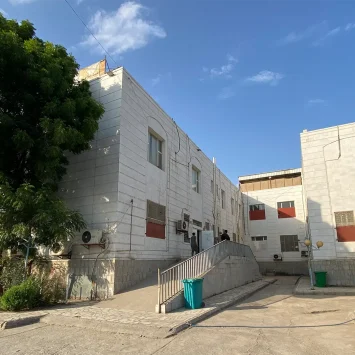 La entrada a la sala de emergencias del Centro de Trauma de MSF en Adén, dentro del Hospital Al-Salam en Adén, Yemen, donde se evalúa y estabiliza a los pacientes antes de recibir atención adicional.