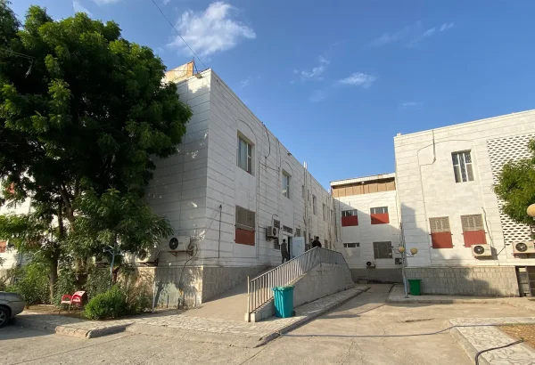 La entrada a la sala de emergencias del Centro de Trauma de MSF en Adén, dentro del Hospital Al-Salam en Adén, Yemen, donde se evalúa y estabiliza a los pacientes antes de recibir atención adicional.