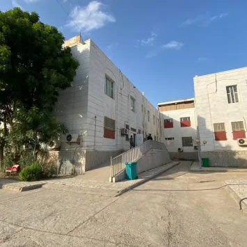 Entrada a urgencias del centro de traumatología de Adén, dentro del hospital Al-Salam, en Adén, Yemen, junio de 2022.