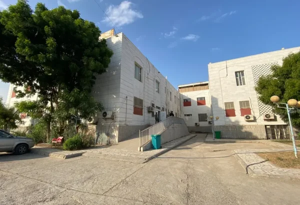 Entrada a urgencias del centro de traumatología de Adén, dentro del hospital Al-Salam, en Adén, Yemen, junio de 2022.