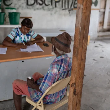 Un hombre con síntomas similares al cólera recibe tratamiento de una enfermera en una clínica móvil de MSF en Bel Air, Haití.