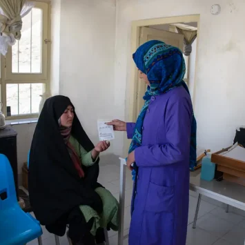 Najiba, una partera de MSF, atendiendo a una paciente en el centro de salud comunitario de Band-e-Amir, apoyado por MSF, en Yakawalang, Afganistán.