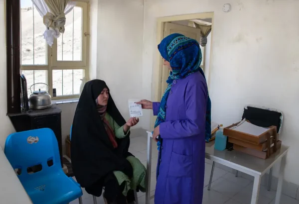 Najiba, una partera de MSF, atendiendo a una paciente en el centro de salud comunitario de Band-e-Amir, apoyado por MSF, en Yakawalang, Afganistán.