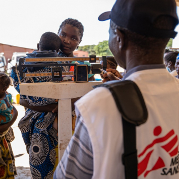 Una enfermera de MSF pesa a los bebés en el puesto de salud de Bambi para detectar desnutriciín infantil en una comunidad remota a dos horas por carretera de Chipindo, en el suroeste de Angola.