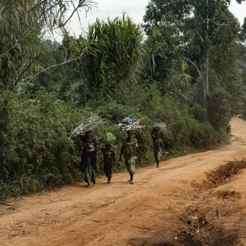 Algunas personas desplazadas regresan al sitio de Rho.