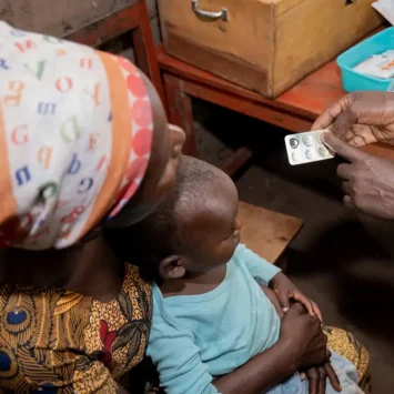 Una mujer escucha las instrucciones de la promotora de salud comunitaria, sobre cómo tomar correctamente la medicación contra la malaria en la colina Murambi. Comuna de Buganda, provincia de Cibitoke, Burundi. Marzo de 2023.