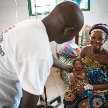 Un ginecólogo de MSF realiza el seguimiento de una paciente en la sección de maternidad para mujeres que han dado a luz por cesárea, en el hospital de Klouékanmè, en Benín.