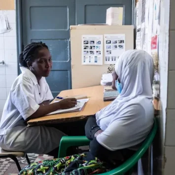 Una paciente habla con una partera en el centro de salud de Chingussura, en Beira, donde MSF conecta a comunidades de difícil acceso con servicios de aborto seguro y otros servicios de salud sexual y reproductiva. Mozambique 2023