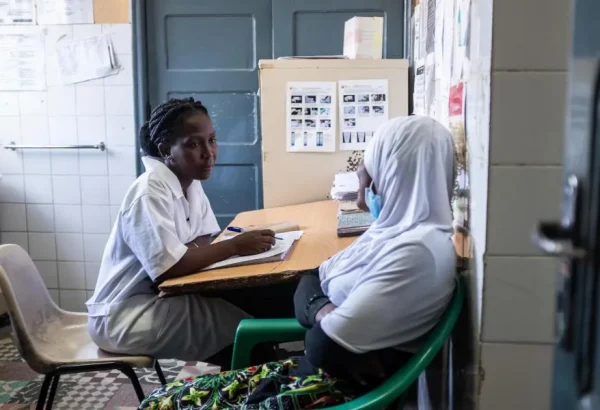 Una paciente habla con una partera en el centro de salud de Chingussura, en Beira, donde MSF conecta a comunidades de difícil acceso con servicios de aborto seguro y otros servicios de salud sexual y reproductiva. Mozambique 2023