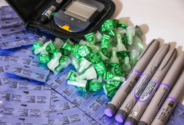 Una colección de plumas de insulina y tapones de agujas junto a un glucómetro en la clínica de MSF en Arsal, al norte del Líbano, donde MSF reintrodujo las plumas de insulina como parte de su atención médica gratuita para personas con diabetes tipo 1.