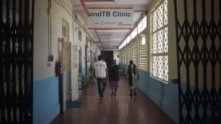 Personal de MSF y pacientes caminan en los pasillos de la clínica donde reciben atención contra la tuberculosis.