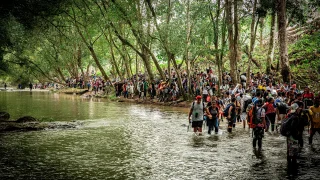 Durante su travesía por el Darién, las personas migrantes deben cruzar los ríos Acandí y Tuquesa. Colombia, Ecuador y Panamá.