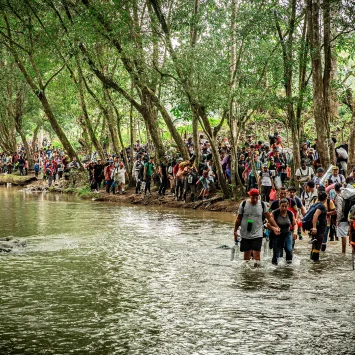 Durante su travesía por el Darién, las personas migrantes deben cruzar los ríos Acandí y Tuquesa. Colombia, Ecuador y Panamá.