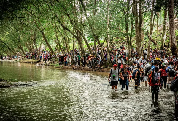 Durante su travesía por el Darién, las personas migrantes deben cruzar los ríos Acandí y Tuquesa. Colombia, Ecuador y Panamá.