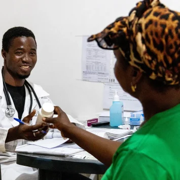 Maria se desplazó en 2020 cuando la aldea de Macomia fue atacada y regresó a casa en 2022. Desde su regreso a Macomia, ha estado recibiendo tratamiento antirretroviral en la clínica de MSF en Nanga.