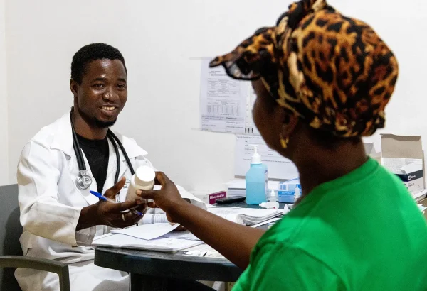 Maria se desplazó en 2020 cuando la aldea de Macomia fue atacada y regresó a casa en 2022. Desde su regreso a Macomia, ha estado recibiendo tratamiento antirretroviral en la clínica de MSF en Nanga.