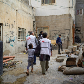 El 28 de noviembre de 2023, el presidente internacional de MSF, el Dr. Christos Christou, visitó el campo para personas refugiadas de Jenin y el hospital Khalil Suleiman apoyado por MSF. © Tetiana Gaviuk / MSF