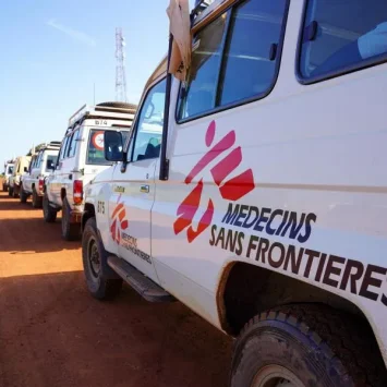 Cinco vehículos de MSF transportan suministros y equipos de MSF a una clínica móvil en el condado de Morobo, en Ecuatoria Central.