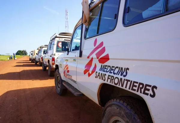 Cinco vehículos de MSF transportan suministros y equipos de MSF a una clínica móvil en el condado de Morobo, en Ecuatoria Central.