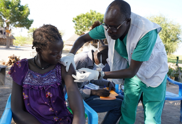 El equipo de MSF administra la primera dosis de la vacuna contra la hepatitis E en Sudán del Sur.