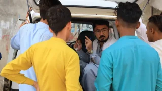 Durante una clínica móvil en Machar Colony, Karachi, el enfermero de MSF Aman Ullah explica más sobre los síntomas de la hepatitis C, cómo afecta a las personas y qué medidas se pueden tomar para prevenirla, Pakistán, noviembre de 2023.