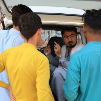 Durante una clínica móvil en Machar Colony, Karachi, el enfermero de MSF Aman Ullah explica más sobre los síntomas de la hepatitis C, cómo afecta a las personas y qué medidas se pueden tomar para prevenirla, Pakistán, noviembre de 2023.
