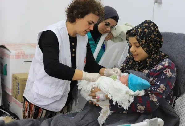 Rita Botelho, comadrona, conversa con una madre mientras examina a su recién nacido. Hospital Emirati, en Rafah, sur de Gaza, 15 de enero de 2024.