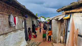 Por las noches, las estrechas calles de los campos de personas rohingyas están llenas de niños. Un duro recordatorio de la falta de espacios dedicados al juego. Cox's Bazar, Bangladesh, octubre de 2023 © Sahat Zia Hero