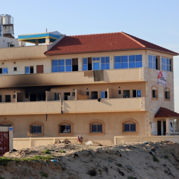 En la noche del 20 al 21 de febrero de 2024, las fuerzas israelíes llevaron a cabo una operación en Al Mawasi, Khan Younis, Gaza, donde un refugio que albergaba al personal de MSF y sus familias fue bombardeado.