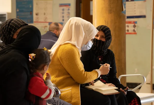 Un trabajador comunitario de salud mental de MSF impartiendo una sesión de promoción de la salud con un grupo de mujeres y sus hijos en el subdistrito de Abbasi en Hawija, al oeste de Kirkuk.