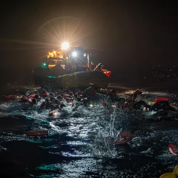 Estas imágenes capturan el desgarrador momento en que un barco abarrotado volcó en el Mediterráneo central. Afortunadamente, el equipo de MSF a bordo del Geo Barents logró rescatar a las 45 personas sanas y salvas del agua.