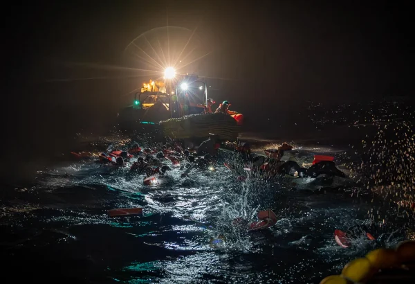 Estas imágenes capturan el desgarrador momento en que un barco abarrotado volcó en el Mediterráneo central. Afortunadamente, el equipo de MSF a bordo del Geo Barents logró rescatar a las 45 personas sanas y salvas del agua.