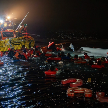 MSF realiza un peligroso rescate en el Mediterráneo central
