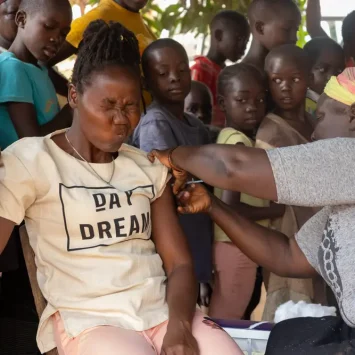Brote de fiebre amarilla en Sudán del Sur. Las personas reciben sus dosis de la vacuna en los puestos de vacunación instalados en mercados y en toda la comunidad de Yambio en Equatoria Occidental.