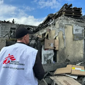 El equipo de MSF examina la magnitud de la destrucción tras el reciente ataque. La oficina de MSF quedó completamente destruida.